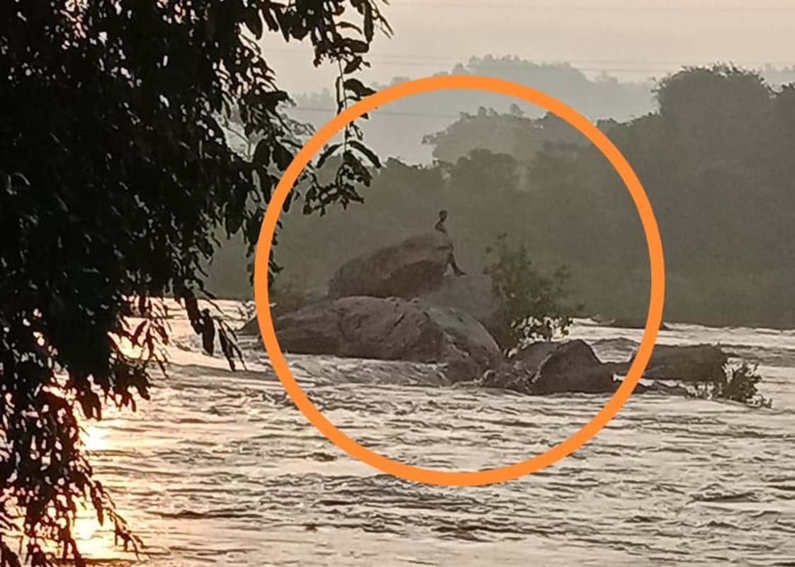 VIDEO: मूसलाधार बारिश के बीच रात भर उफनायी नदी में फंसा रहा मछुआरा, सुबह पहुंची एनडीआरएफ की टीम