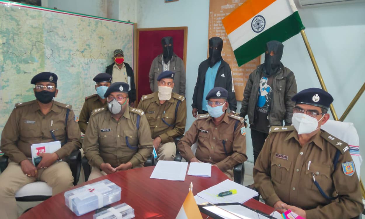 कनरवां जंगल से 3 PLFI नक्सली गिरफ्तार, पुलिस ने कई हथियार किये बरामद