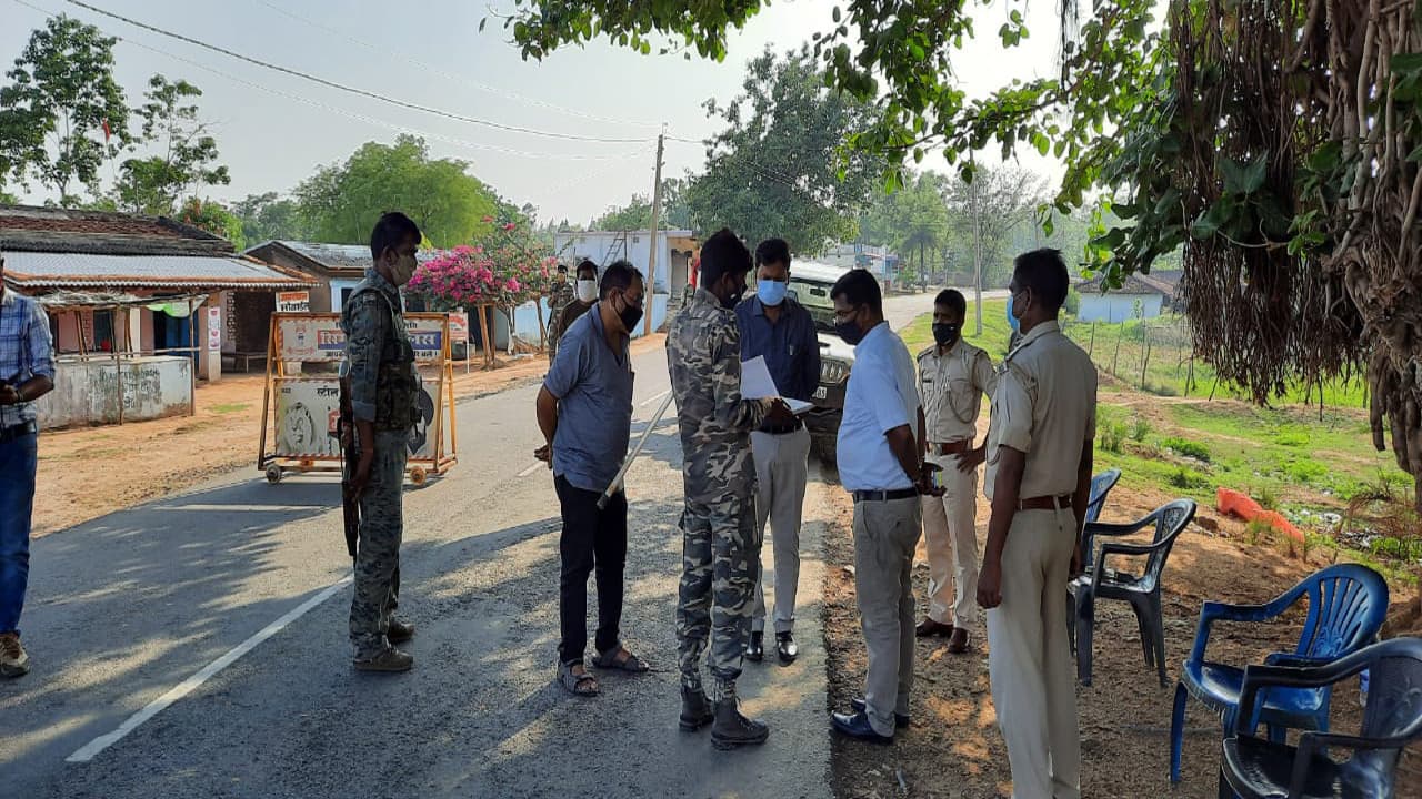 कोरोना वैक्सीन को लेकर सादरी भाषा में ग्रामीणों को जागरूक कर रहे सिमडेगा SDO महेंद्र कुमार, बोले- टीका है सुरक्षित, बिना डरे टीकाकरण में हों शामिल