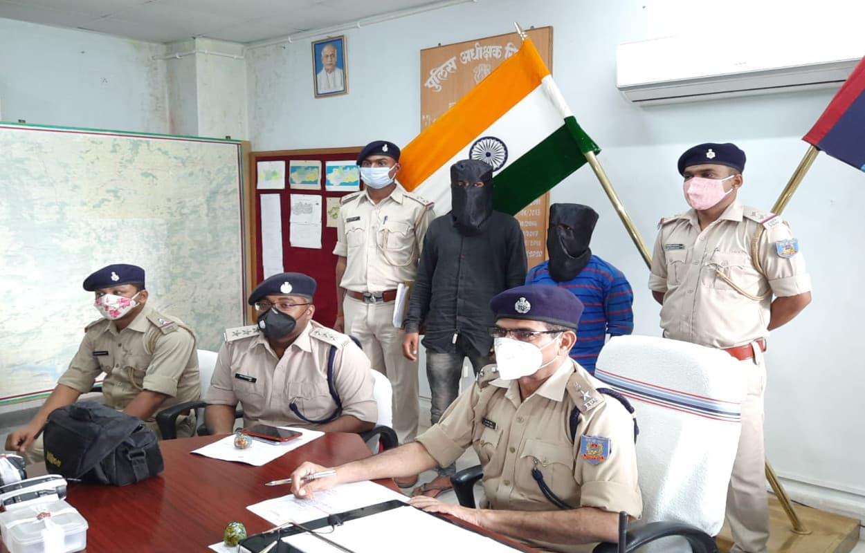 हथियार के बल पर टुकुपानी में हुई लूटपाट मामले में 2 आरोपी गिरफ्तार, लूट का सामान बरामद