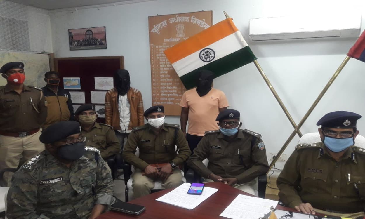 सिमडेगा के गिरदा जंगल से 4 PLFI नक्सली हथियार के साथ गिरफ्तार, कई असलहे बरामद