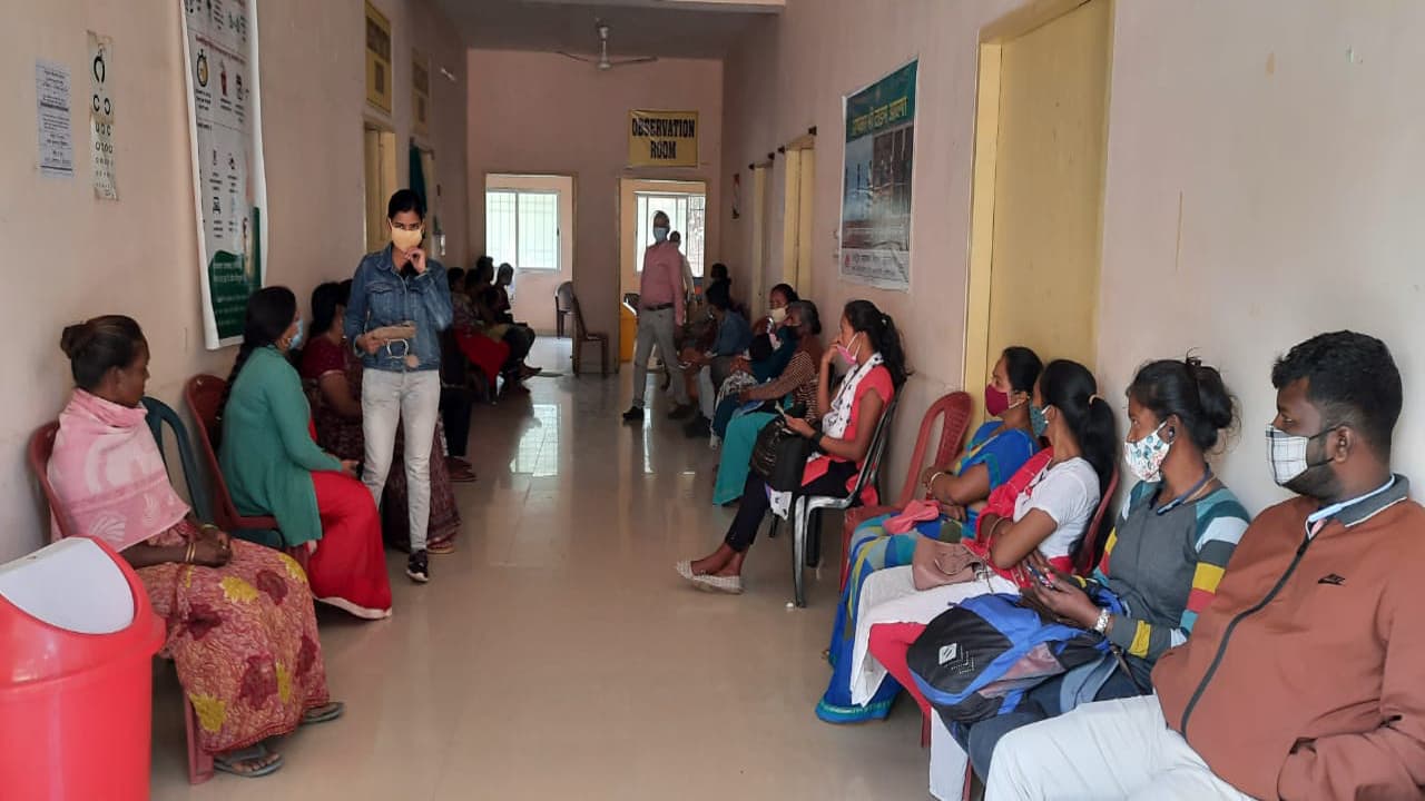 Jharkhand News: बिजली के अभाव में वैक्सीनेशन रुका, सिमडेगा सदर हॉस्पिटल में बिना वैक्सीन लिए लौटे दर्जनों लोग