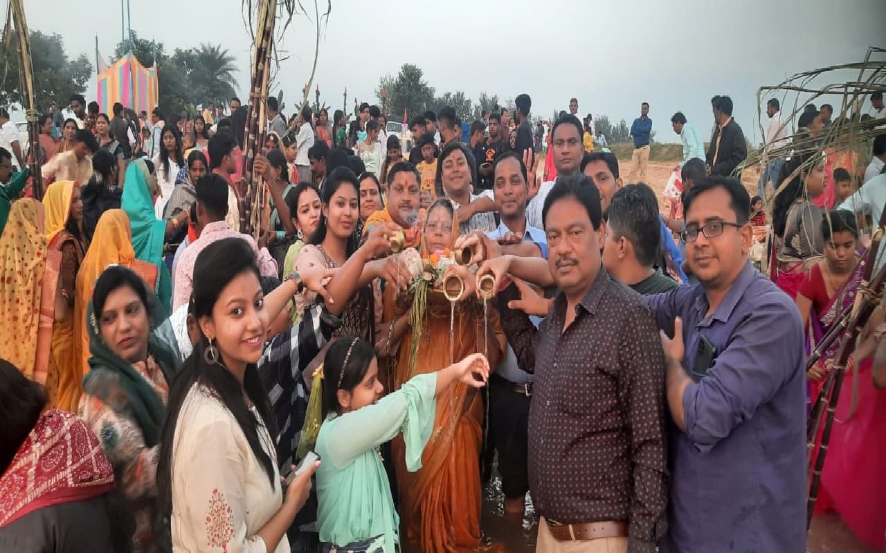 सिमडेगा के शंख नदी छठ घाट पर जुटे छठव्रती, उदयमान सूर्य को दिया अर्घ्य