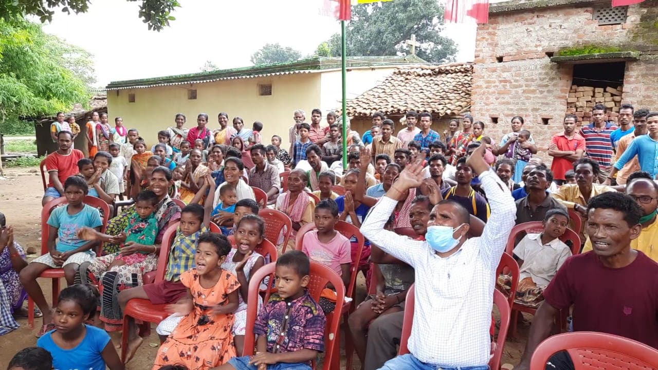 ओलंपियन हॉकी खिलाड़ी सलीमा के घर टीवी लगने से मैच देखने उमड़ी भीड़, पिता को मेडल मिलने की अब भी है उम्मीद