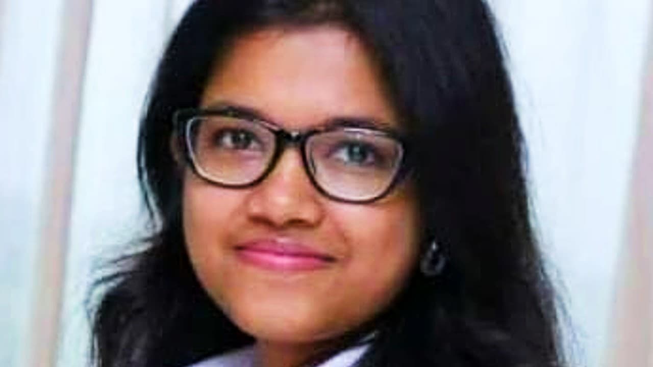 IIT और UPSC की परीक्षा एक साथ पास करके पहले ही प्रयास में IAS बनी 22 साल की सिमी करन, जानें कैसे