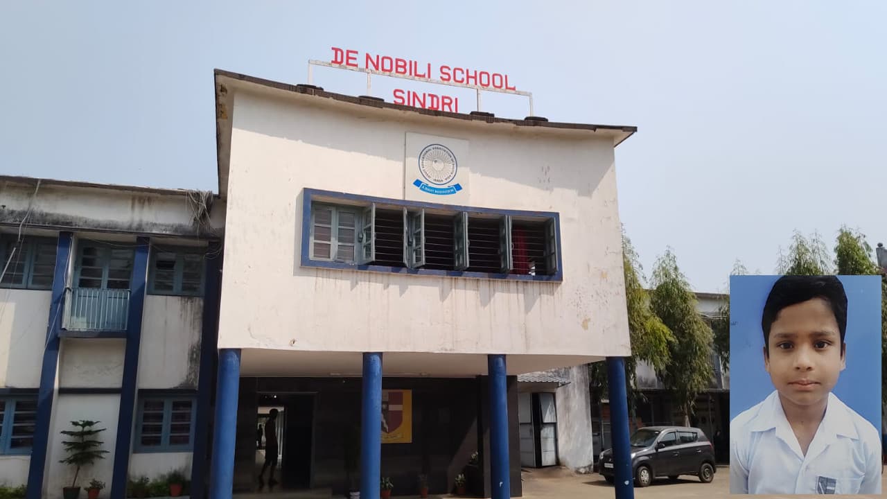 सिंदरी के De Nobli School में 10वीं के छात्रों के बीच मारपीट, इलाज के दौरान एक की मौत, जानें पूरा मामला सिंदरी के De Nobli School में 10वीं के छात्रों के बीच मारपीट, इलाज के दौरान एक की मौत, जानें पूरा मामला