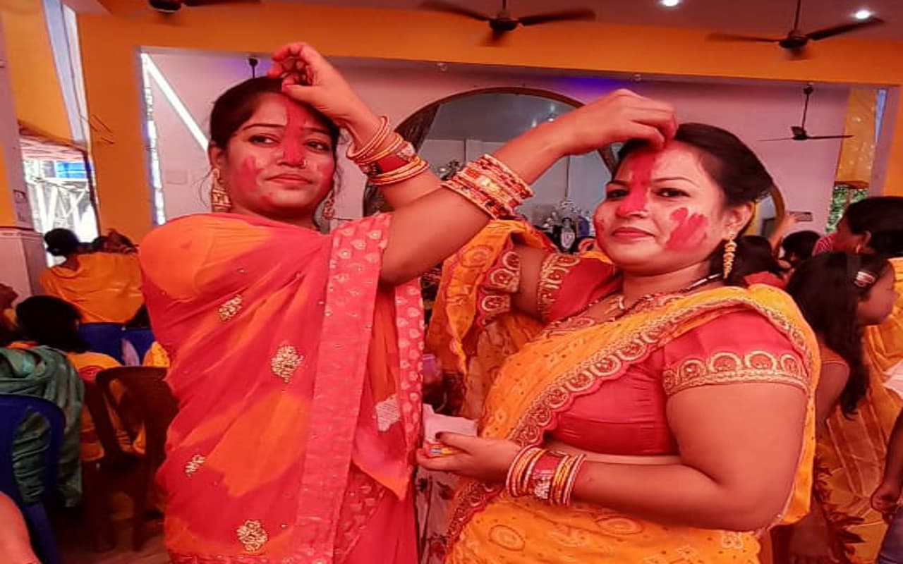 Vijayadashami 2022: सिंदूर खेला के साथ मां दुर्गा को विदाई, सुहागिन महिलाओं ने एक-दूसरे को लगाया सिंदूर