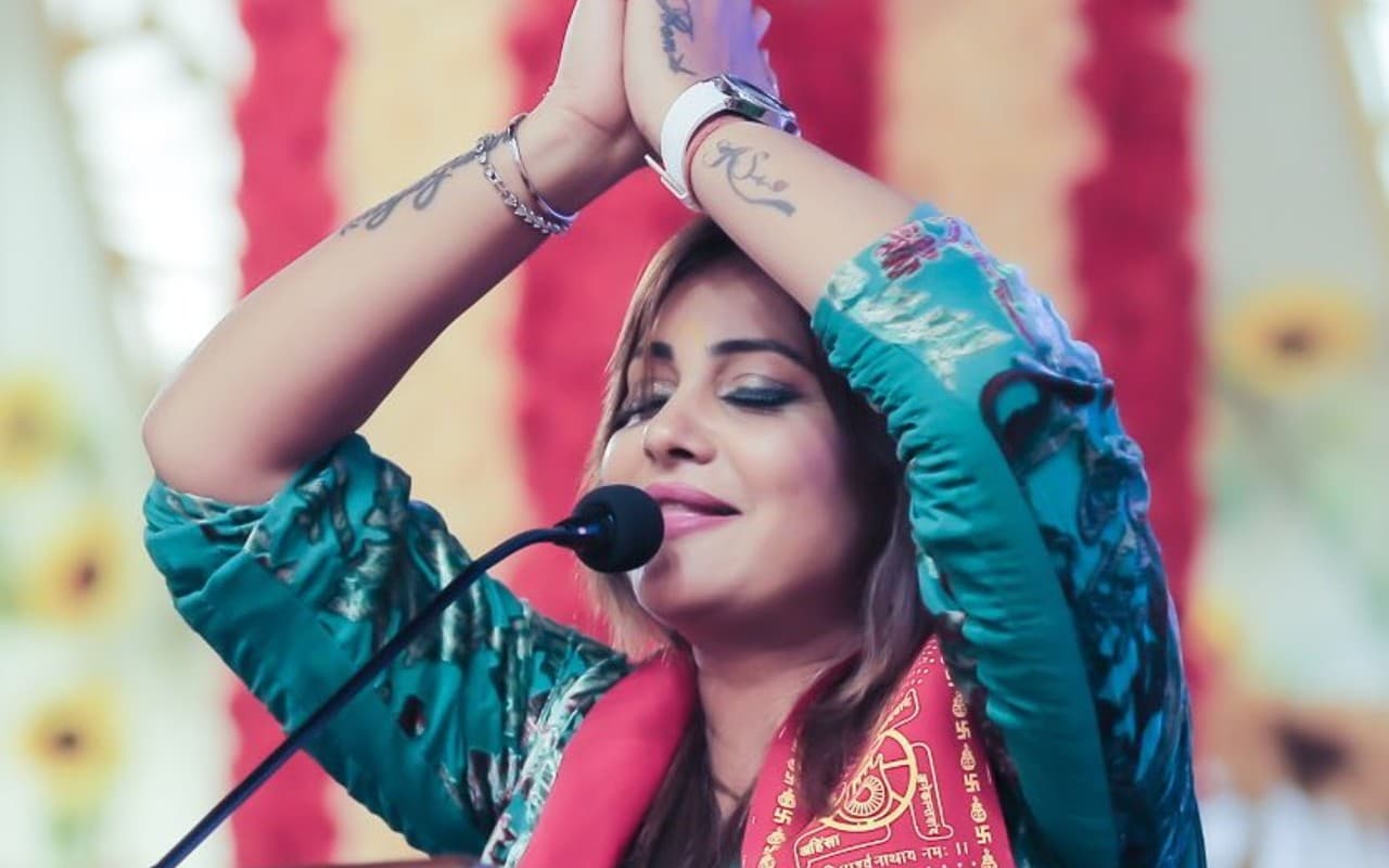 'मामा मैजिक करत हैं', मध्य प्रदेश में चुनाव के पहले भिड़ीं नेहा सिंह राठौर और अनामिका जैन अंबर