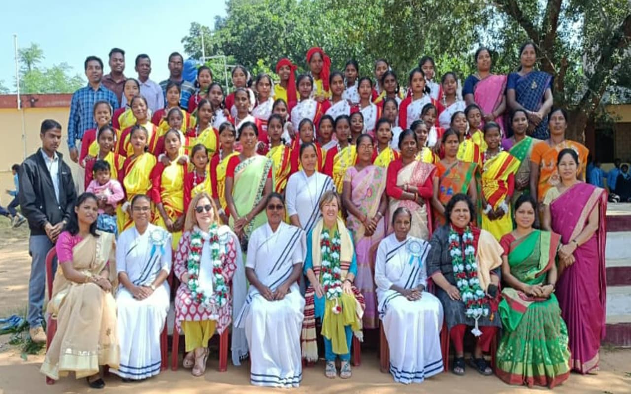 Jharkhand News: आयरलैंड की 3 धर्मबहनें पहुंची गुमला, लड़कियों के विकास के लिए करेंगी काम