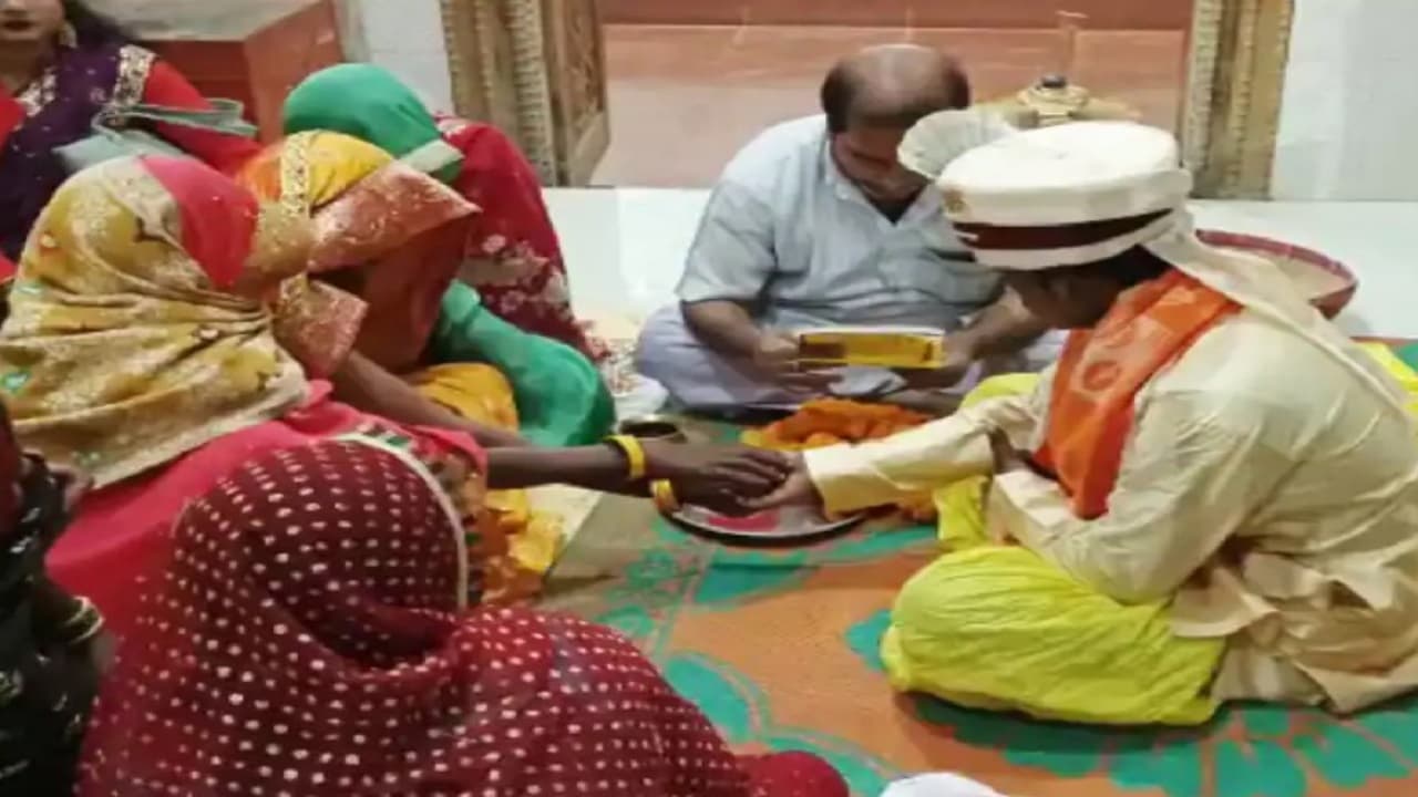 अजब-गजब! मुजफ्फरपुर में बिजली का लाइन ठीक करने गया अधेड़, लोगों ने पकड़ कर करा दी शादी, जानें पूरा मामला