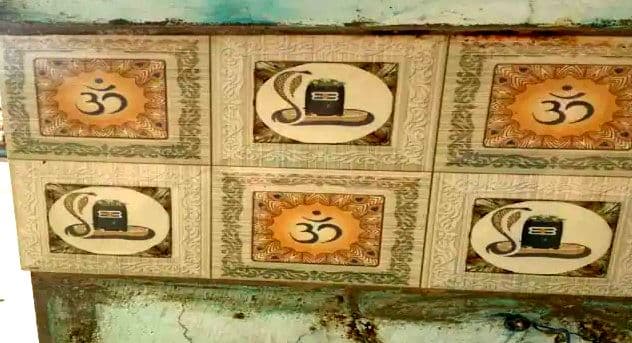 यूपी की सीतापुर में 4 साल पहले बने शौचालयों में हिंदू देवी-देवताओं की लगी टाइल्‍स, अब गहराया विवाद