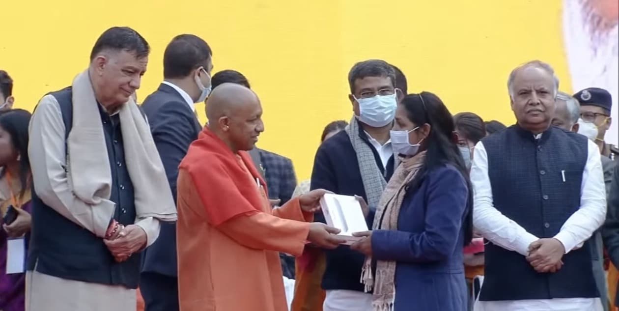 Free Smartphone Tablet: इकाना स्टेडियम में 'छात्रोत्सव', CM योगी का तंज- 12 बजे तक सोने वाले युवा नहीं होते