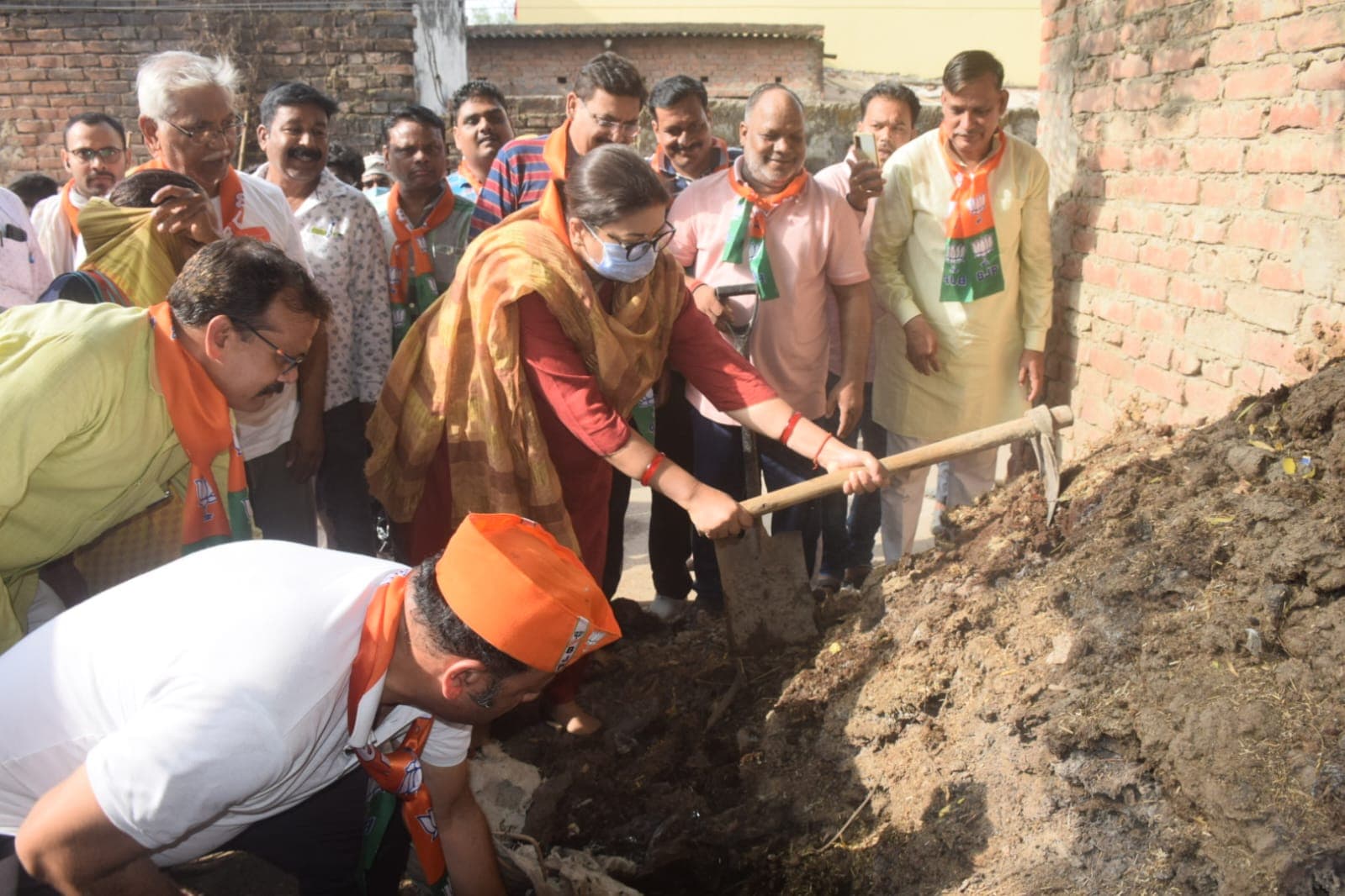 वाराणसी में एक मां ने ऐसा क्‍या कह दिया ज‍िसे सुन केंद्रीय मंत्री स्मृति ईरानी फावड़ा थाम हटाने लगीं गोबर