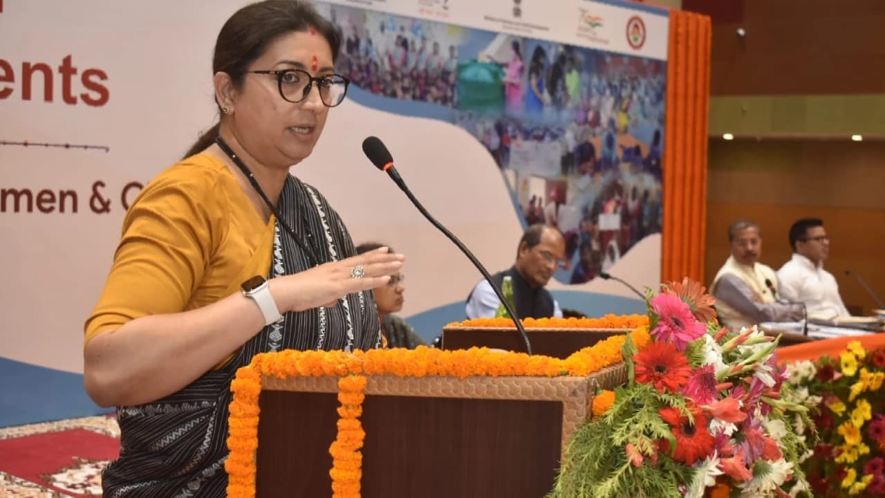 स्मृति ईरानी का अमेठी के संजय गांधी अस्पताल मामले में तंज, कहा- मुनाफा बंद होने पर रो रहे गांधी खानदान के लोग