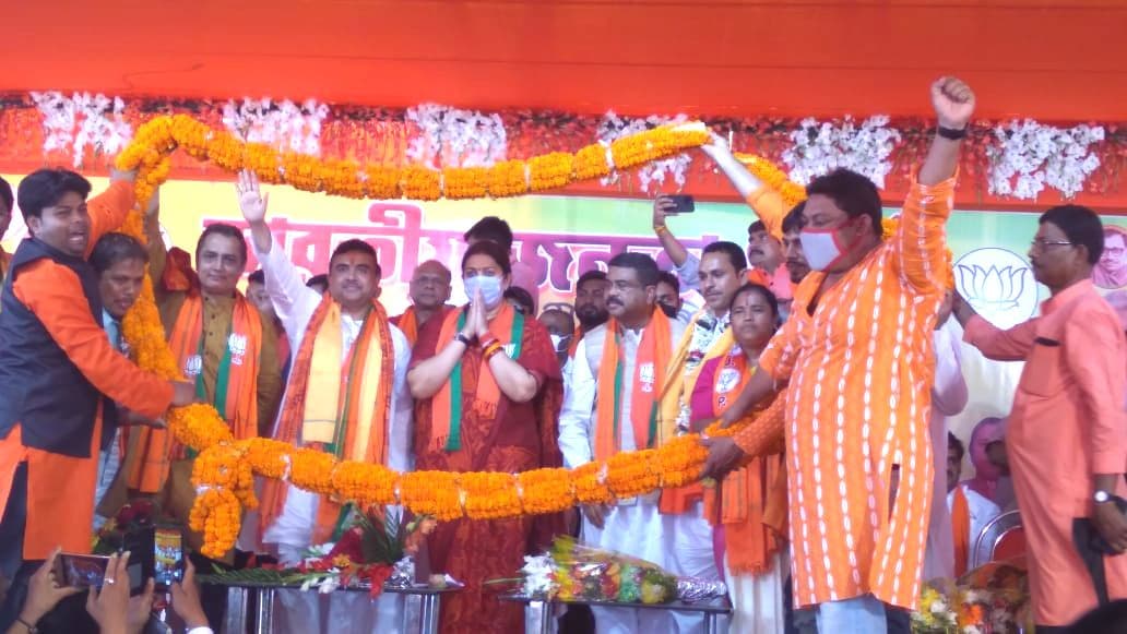 बोल रहा है नंदीग्राम, सबके मुख में जय श्रीराम..., शुभेंदु के नामांकन से पहले हल्दिया के रोड शो में ममता पर बरसीं स्मृति ईरानी