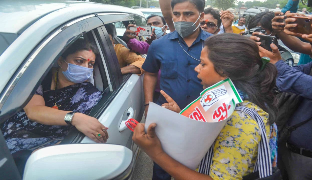 हाथरस गैंगरेप मामले को लेकर स्मृति ईरानी का बनारस में विरोध, कृषि कानून पर किसानों से करने गई थीं बात