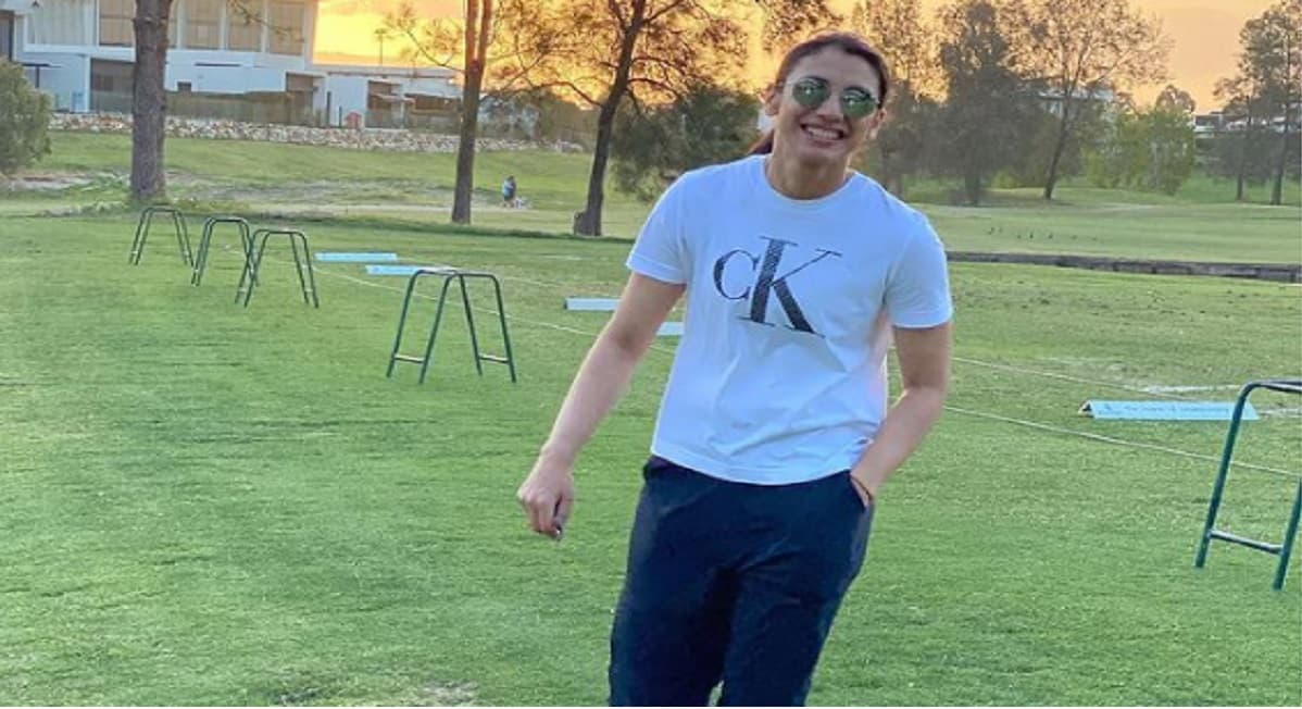 स्मृति मंधाना ने लगाया धोनी का फेमस हेलीकॉप्टर शॉट, कहा- गेम लड़के-लड़कियों का नहीं स्टेमिना का, देखें VIDEO