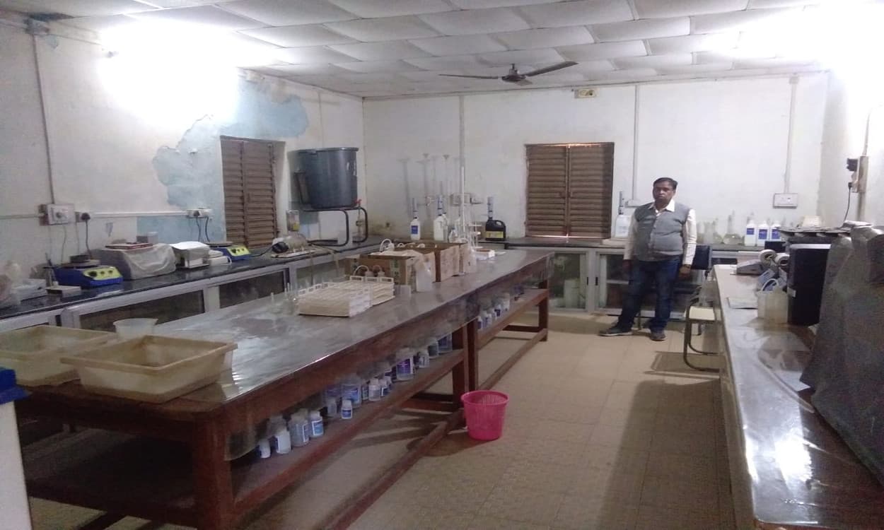 Gumla News : जिले में नहीं हो रही मिट्टी की जांच, प्रयोगशाला में कर्मियों की है कमी