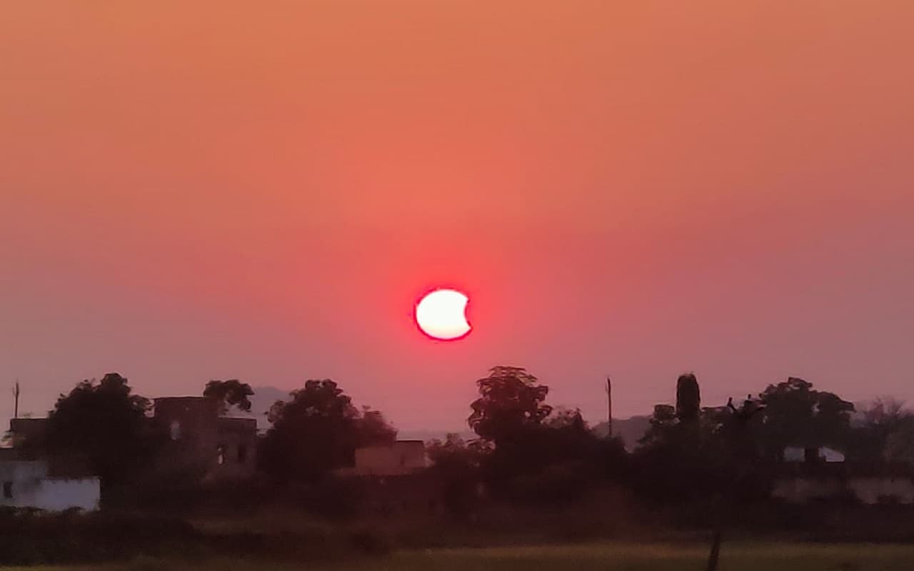 Solar Eclipse 2022:मां काली व लक्ष्मी के पूजा पंडालों के पट रहे बंद, 6.45 बजे के बाद मंदिरों में हुई पूजा