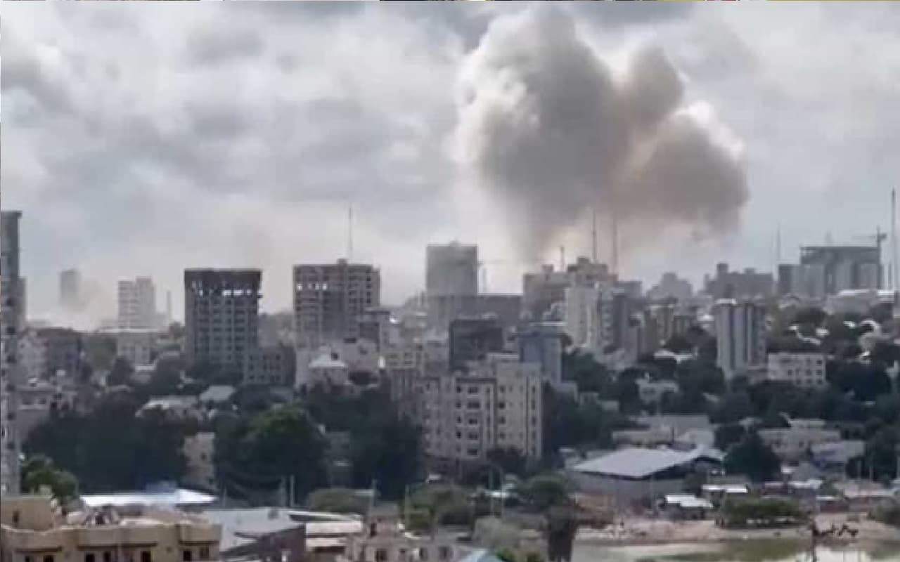 Somalia Car Bomb Blast: दो-दो कार बम विस्फोट से दहला सोमालिया, 100 से अधिक लोगों की मौत
