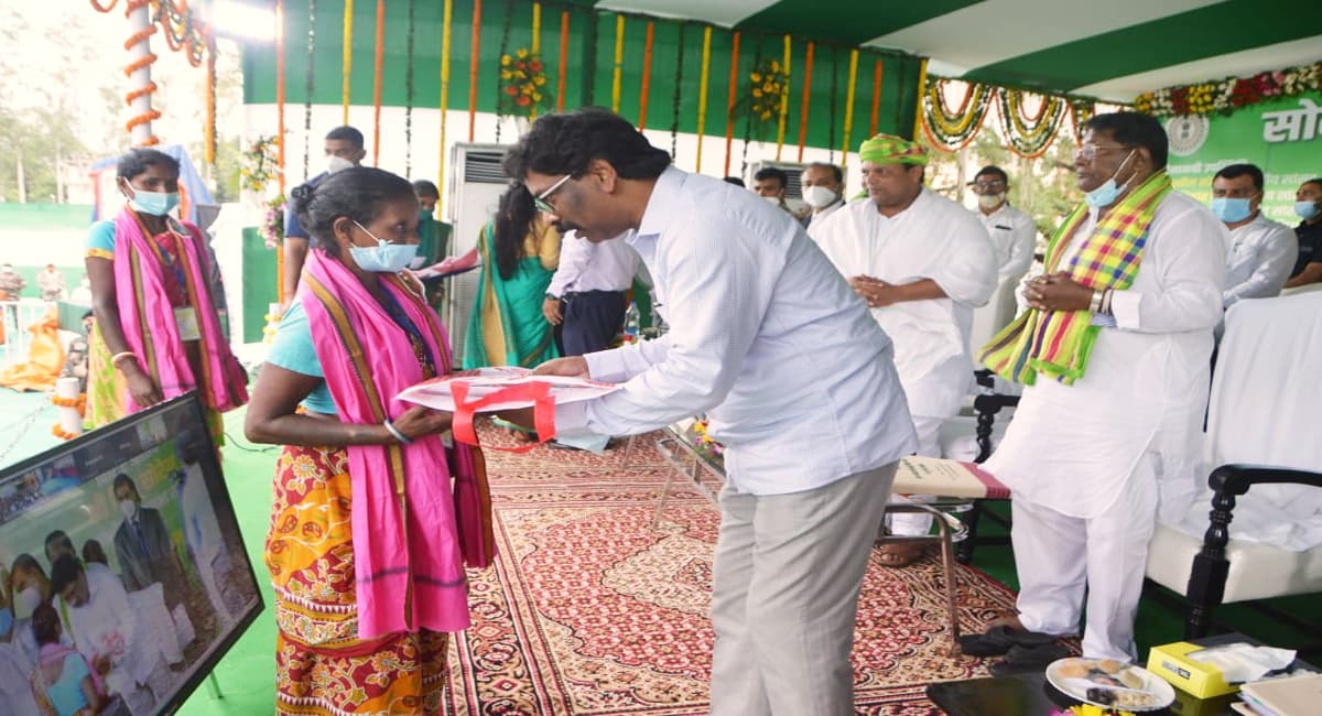 सोना सोबरन योजना के तहत झारखंड के 1.01 करोड़ के बीच बंटी धोती-साड़ी, अब इन लोगों को है जोड़ने की तैयारी