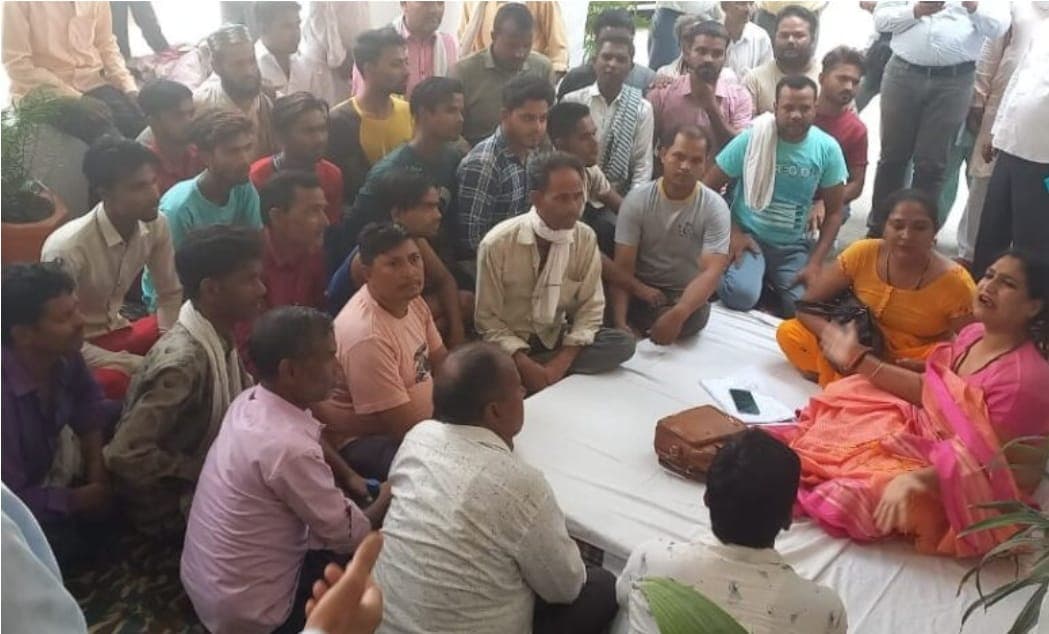 बरेली डीएम ऑफिस में यूपी किन्नर कल्याण बोर्ड की उपाध्यक्ष बीडीए के खिलाफ धरने पर बैठीं, जानें क्या है वजह