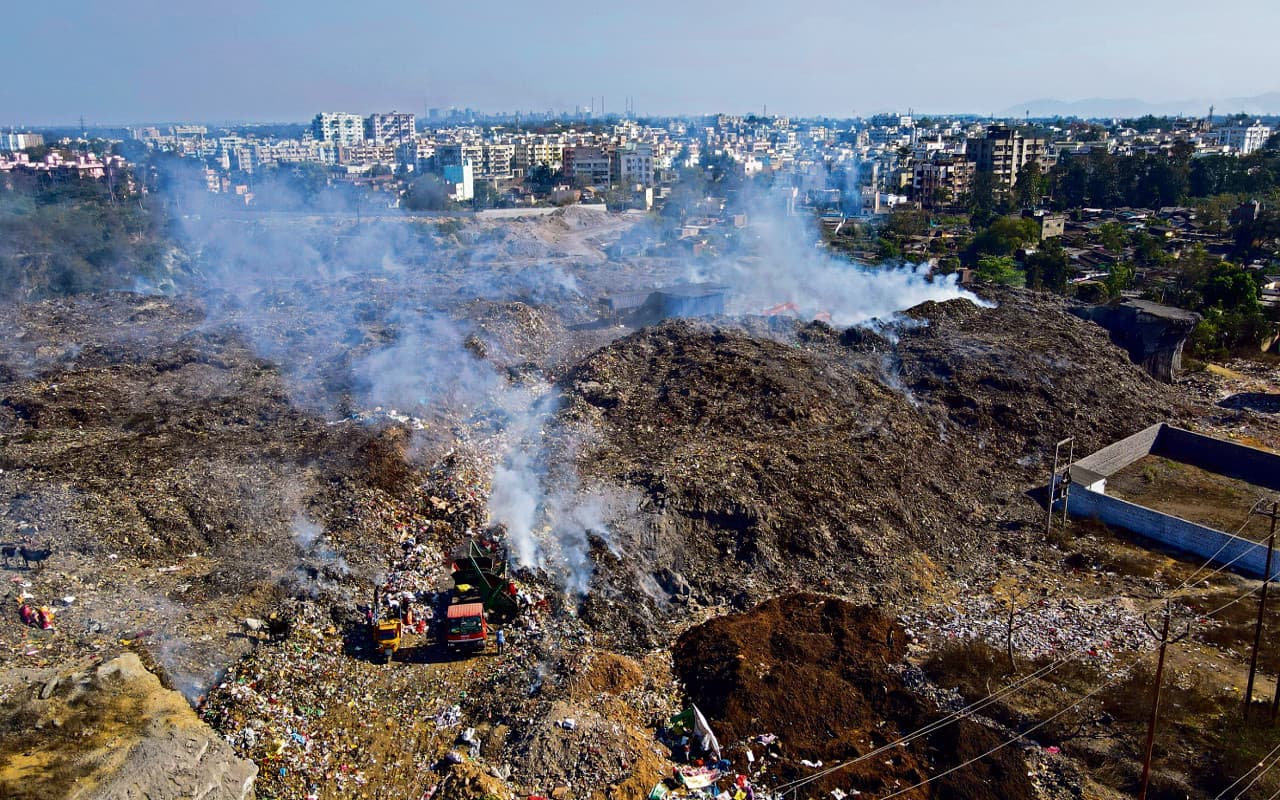 जमशेदपुर के सोनारी मरीन ड्राइव के कचरा डंपिंग साइट में डेढ़ महीने से लगी है आग, जहरीले धुएं से घुट रहा दम