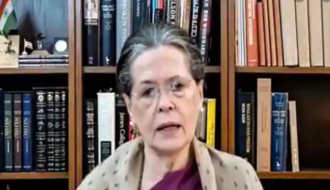 Corona vaccine की देश में किल्लत और सरकार विदेशों में बेच रही, बंद हो चुनावी रैली, सोनिया गांधी का मोदी सरकार पर जोरदार हमला