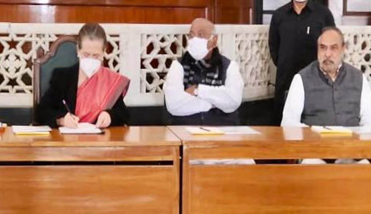 स्वतंत्रता दिवस पर कांग्रेस अध्यक्ष सोनिया गांधी ने कहा, 75 वर्षों में हमने कई अमिट छाप छोड़े