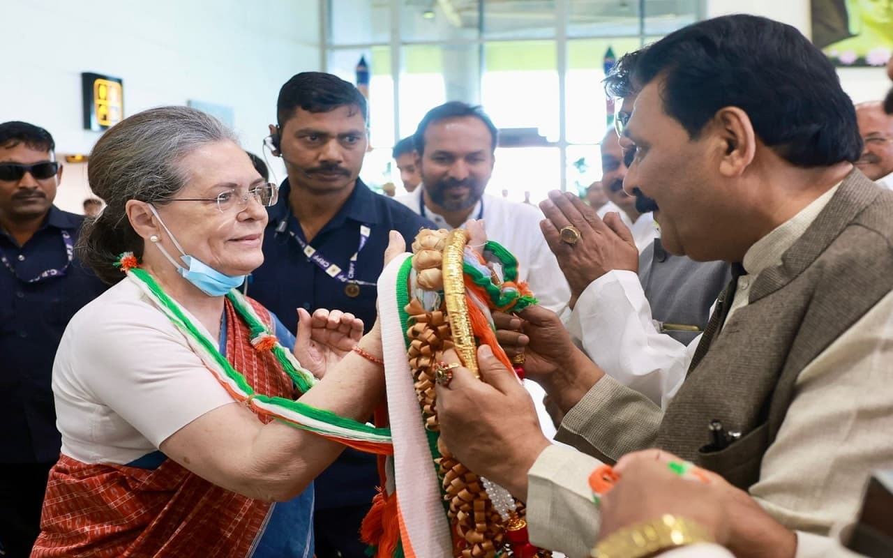 सोनिया गांधी ने बीजेपी पर बोला हमला- कहा- कर्नाटक को किसी नेता के आशीर्वाद की जरूरत नहीं