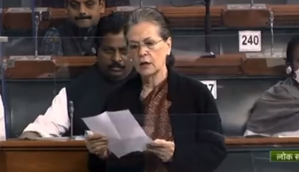 सोनिया गांधी ने लोकसभा में उठाया सीबीएसई सिलेबस का मुद्दा, महिलाओं पर आपत्तिजनक कंटेंट पर सदन में हंगामा