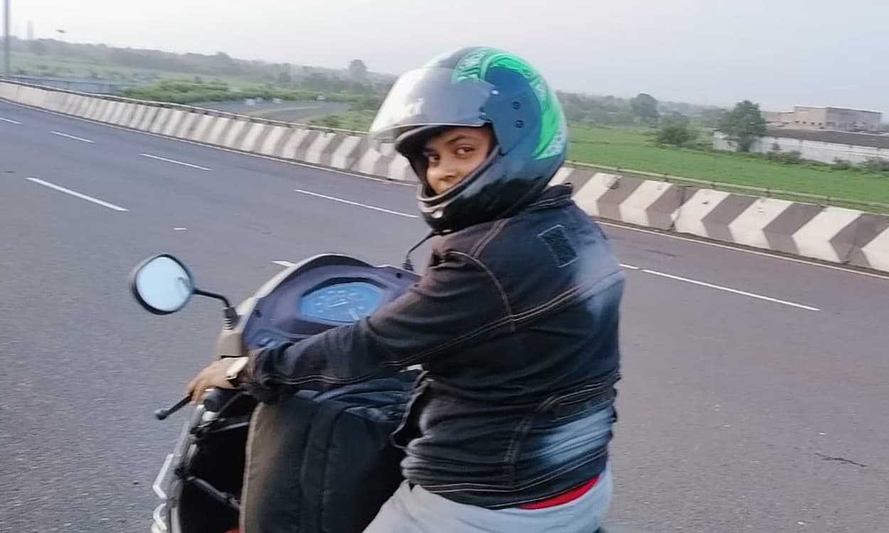 चार दिन में 1800 किमी का सफर तय कर मुंबई से जमशेदपुर स्कूटी से पहुंचीं साेनिया