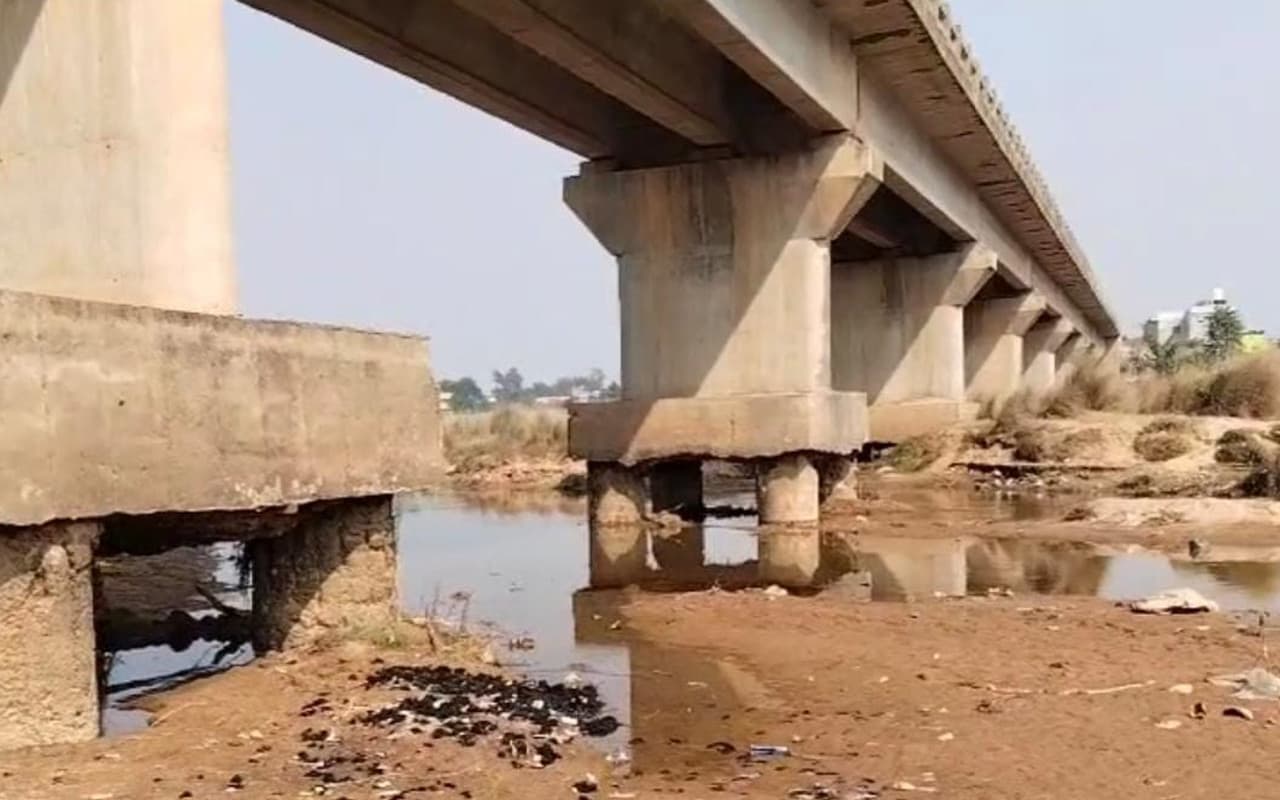 Jharkhand News: बालू तस्करों ने खोद डाली हजारीबाग के सोनपुरा पुल की नींव, कभी भी हो सकता है धराशायी