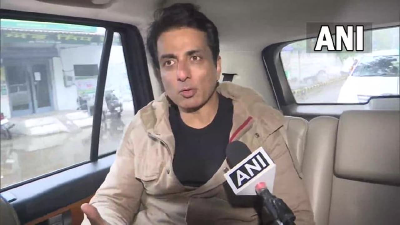 Punjab Chunav: बहन के लिए प्रचार के दौरान सोनू सूद ने कही ये बड़ी बात, मोगा से चुनाव लड़ रहीं मालविका Punjab Chunav: बहन के लिए प्रचार के दौरान सोनू सूद ने कही ये बड़ी बात, मोगा से चुनाव लड़ रहीं मालविका