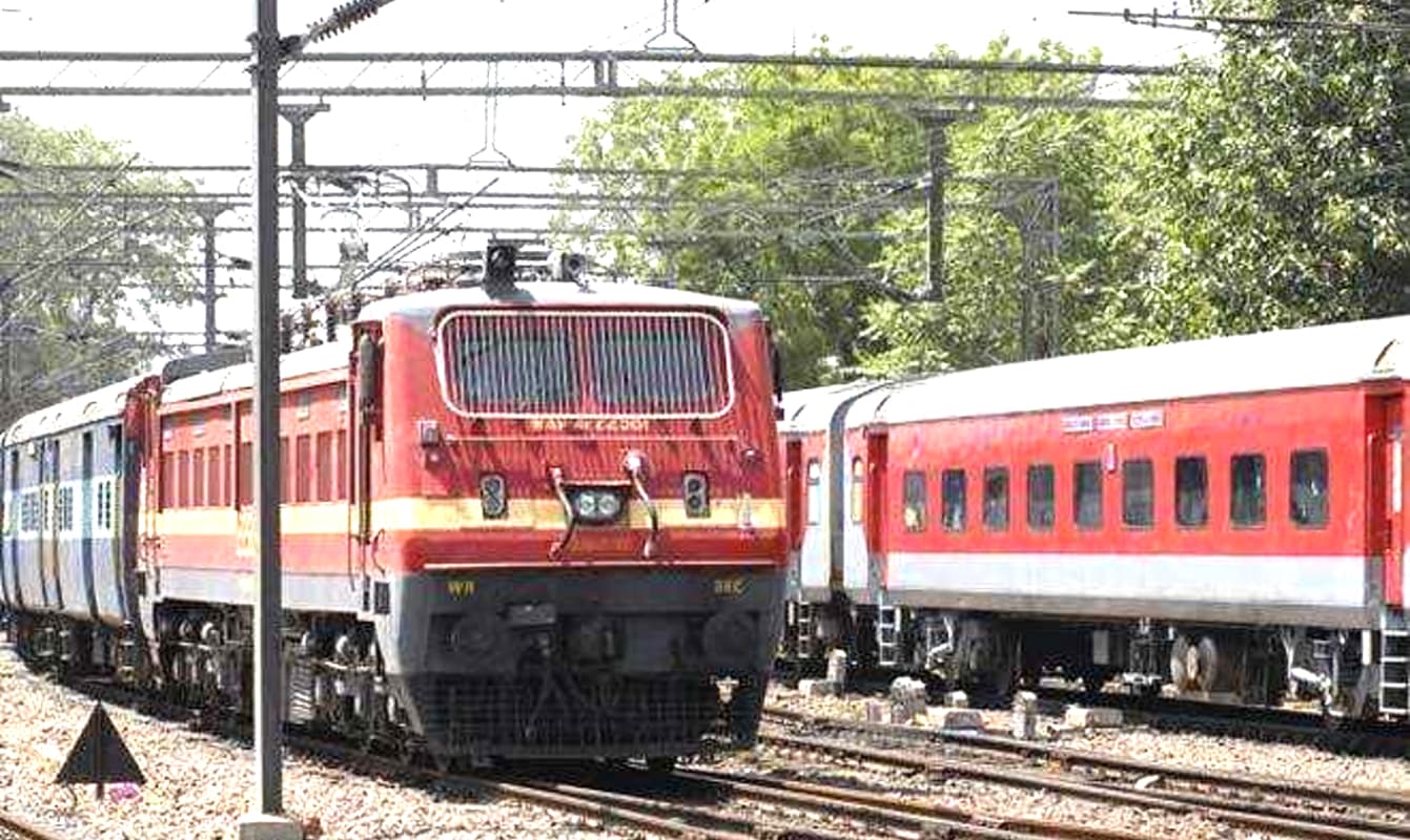Indian Railways: दिवाली और छठ पूजा पर चलेंगी स्पेशल ट्रेनें, घर आने में नहीं होगी परेशानी, यहां देखें शेड्यूल