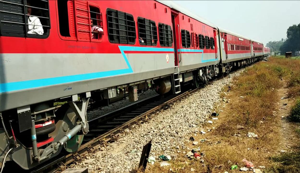 IRCTC News Updates : कैपेसिटी से 150 फीसदी अधिक हुई टिकटों की बुकिंग, रेलवे को हुई 45.30 करोड़ रुपये की कमाई