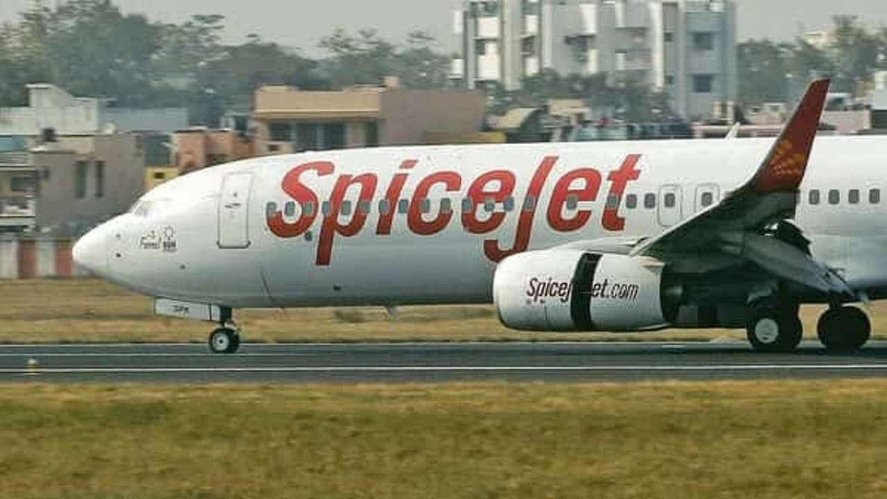 फ्लाइट में यात्री ले रहा था महिलाओं की फोटो, मोबाइल में निकली आपत्तिजनक तस्वीरें, महिला आयोग ने लिया संज्ञान