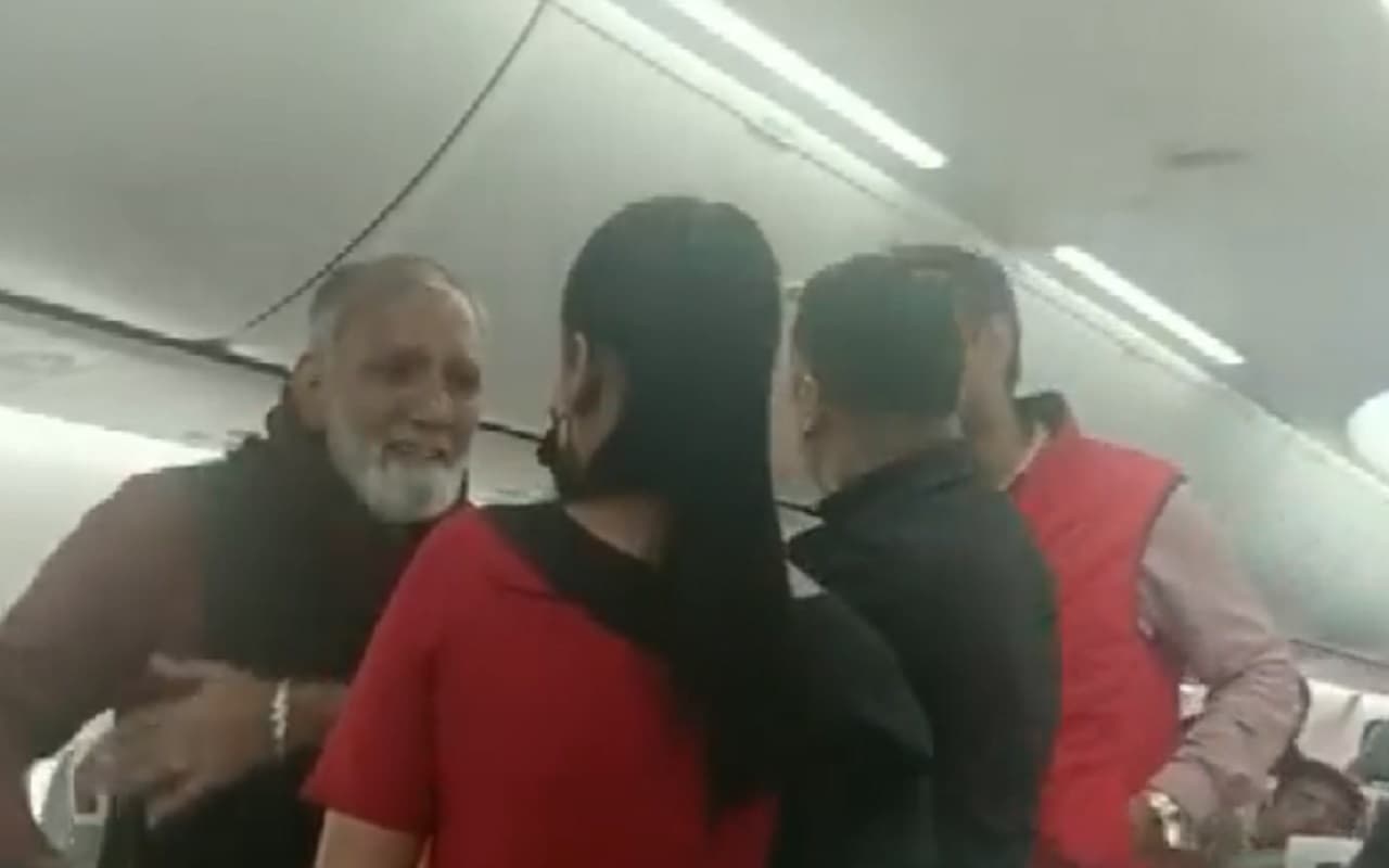 Spicejet News: पेशाब कांड के बाद अब स्पाइसजेट विमान में क्रू के साथ छेड़छाड़, आरोपी गिरफ्तार