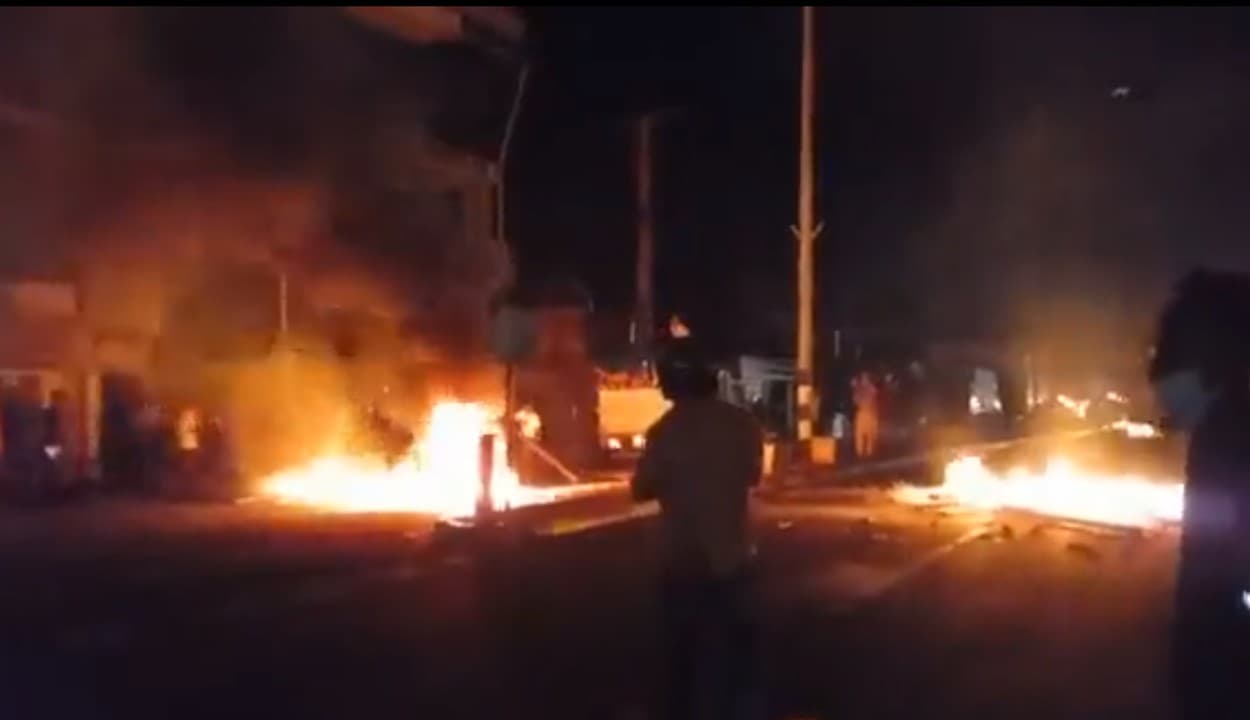 श्रीलंका में लगी आग : लोगों के हिंसक प्रदर्शन के बीच राष्ट्रपति गोटबाया राजपक्षे ने किया आपातकाल का ऐलान