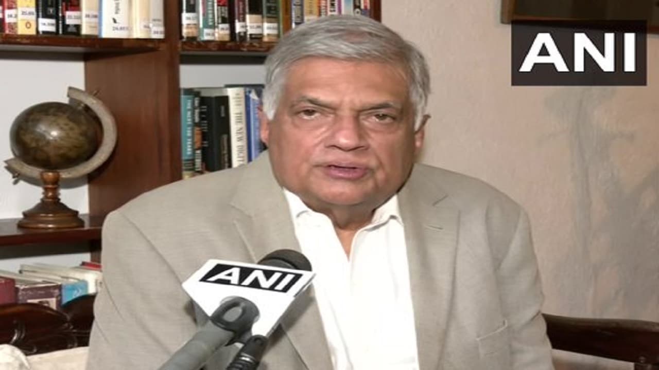 आर्थिक संकट से जूझ रहे श्रीलंका के कैबिनेट मंत्रियों ने दिया इस्तीफा, महिंद्रा राजपक्षे बने रहेंगे पीएम