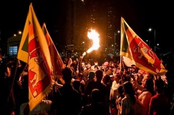 Sri Lanka Crisis : श्रीलंका में स्थिति बेहद खराब, प्रदर्शनकारियों ने प्रधानमंत्री आवास में लगायी आग
