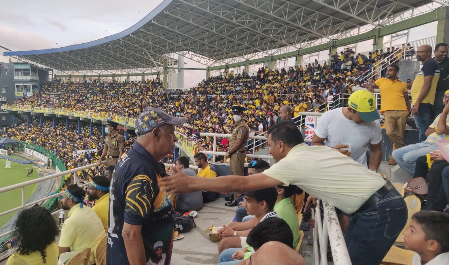 श्रीलंका में भीषण आर्थिक संकट, ध्यान भटकाने के लिए लोग देख रहे क्रिकेट मैच