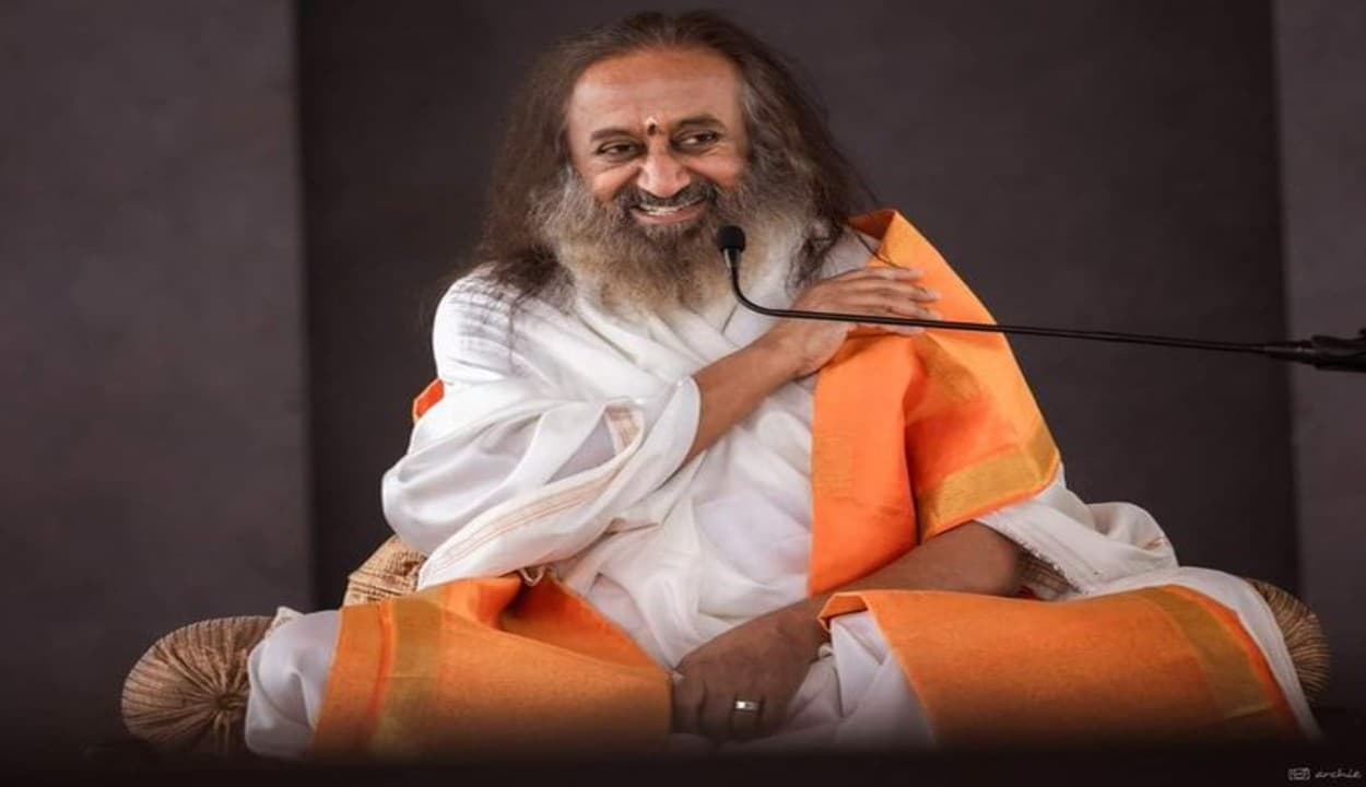 श्री श्री रविशंकर के हेलीकॉप्टर की हुई इमरजेंसी लैंडिंग, आशीर्वाद लेने दौड़ पड़े ग्रामीण, जानें पूरा मामला