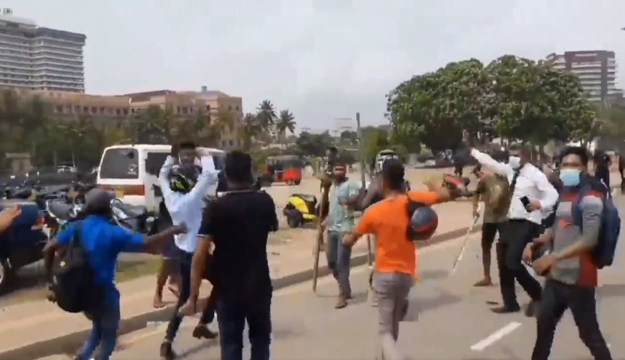 Sri lanka Crisis: श्रीलंका में दंगाइयों को देखते ही गोली मारने का आदेश, नौसेना की शरण में महिंदा राजपक्षे