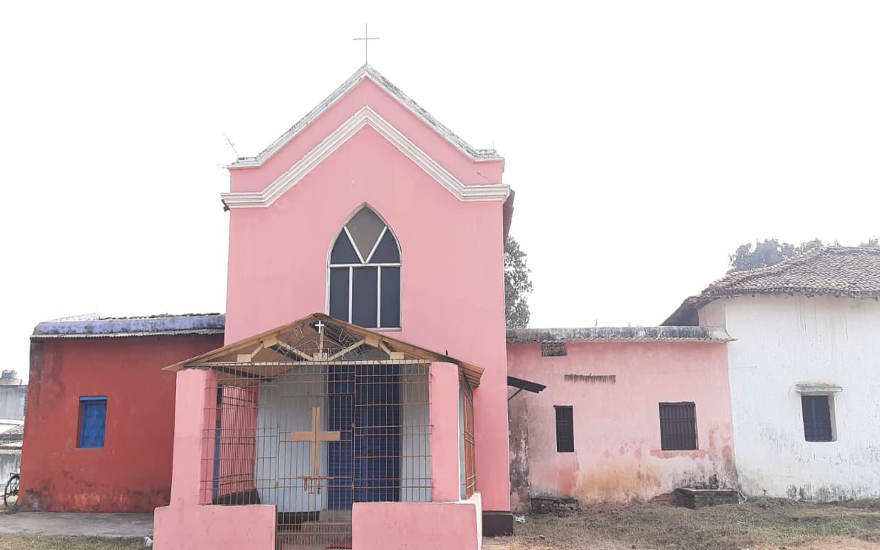 Happy Christmas: 124 साल पुराने रामगढ़ के चितरपुर का संत पैट्रिक चर्च में जोरों पर है क्रिसमस की तैयारी