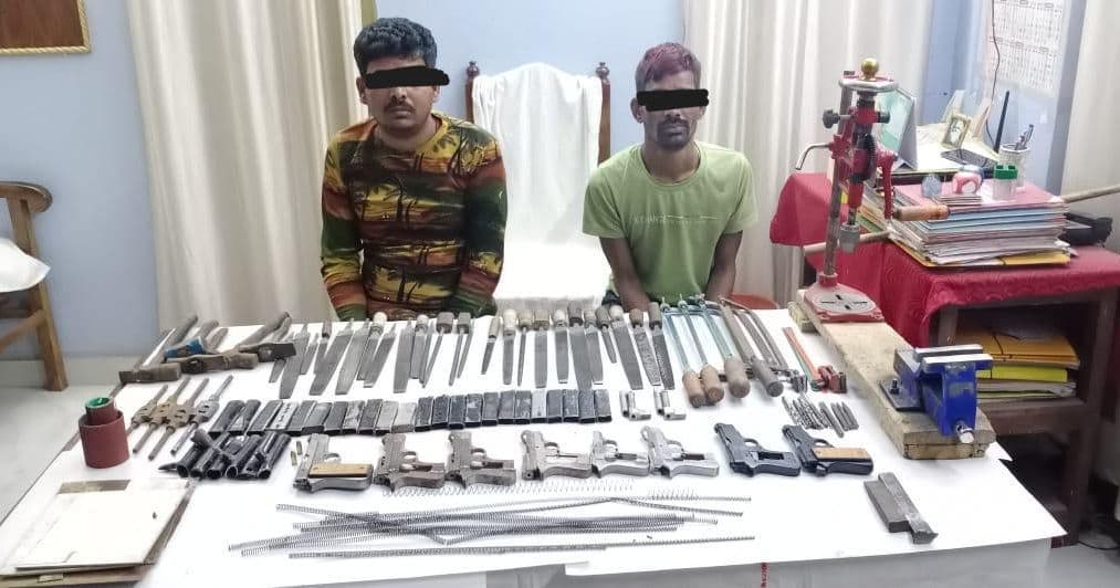 बंगाल में चुनाव से पहले बन रहे थे अवैध हथियार, मुंगेर के दो आर्म्स डीलर गिरफ्तार, फैक्ट्री सील बंगाल में चुनाव से पहले बन रहे थे अवैध हथियार, मुंगेर के दो आर्म्स डीलर गिरफ्तार, फैक्ट्री सील