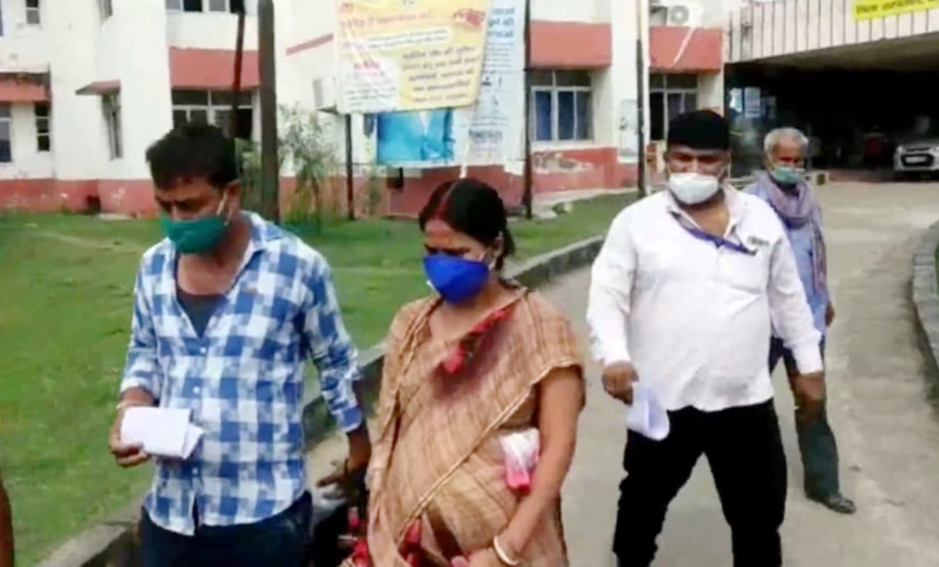 झारखंड में गर्भवती महिला के गले में टूटकर फंसा कोरोना का टेस्ट किट, फिर जानें क्या हुआ