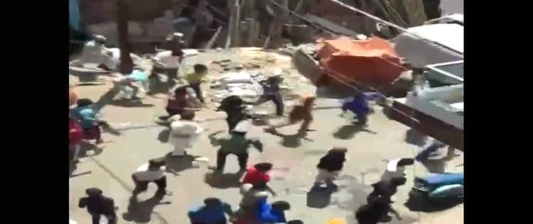 Coronavirus Viral Video: कोरोना संक्रमित की जांच करने आये डॉक्टरों पर पथराव, भीड़ ने दौड़ाया