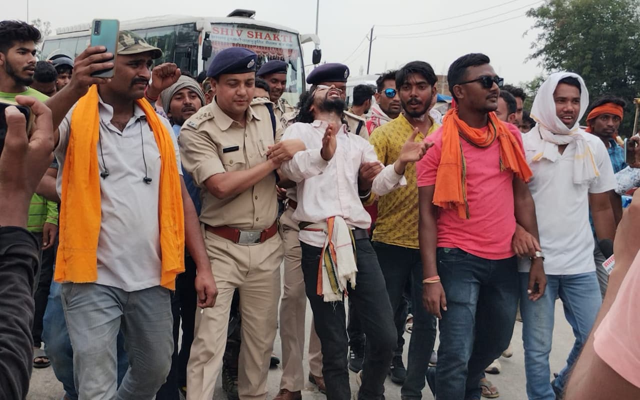 झारखंड बंद : रांची के बुंडू में छात्र नेता व पुलिस के बीच झड‍़प, देवेंद्र महतो सहित अन्य को हिरासत में लिया