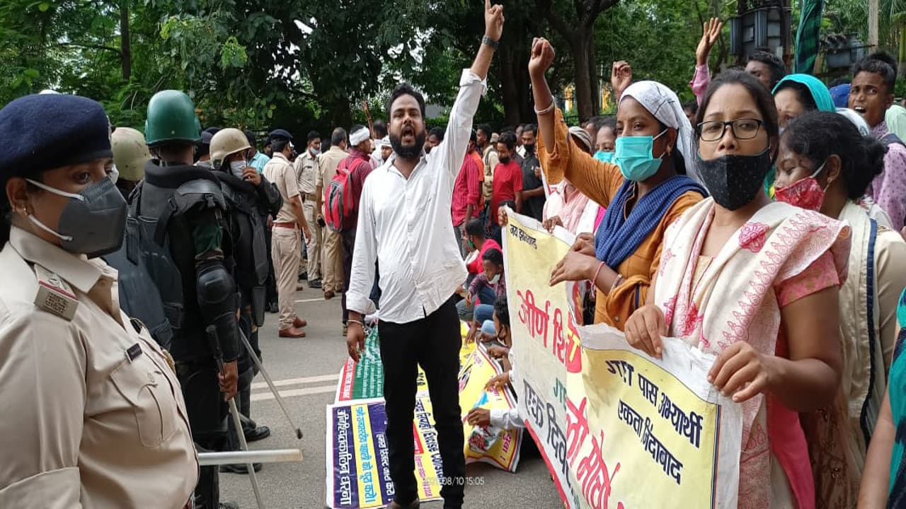 रांची के मोरहाबादी में बेरोजगार युवाओं का हुआ जुटान, पुलिस छावनी में तब्दील हुआ मैदान, देखें Pics